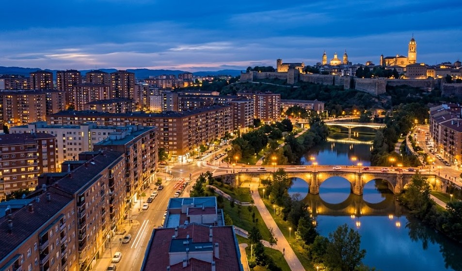 Vista nocturna urbana de los bloques de pisos, el paseo Anelier y el río Arga en la Rochapea